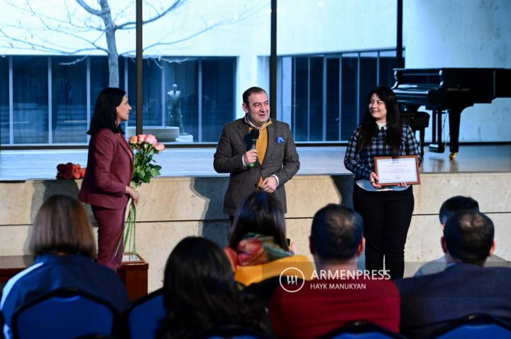 Armenpress’in "Yerevan Bestselleri" özel projesinin yıllık 
sonuçlarına adanan "Yılın Bestselleri" ödül töreni