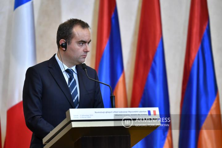 وزير
 الدفاع الأرميني سورين بابيكيان يجتمع مع الفرنسيين
نظيره سيباستيان ليكورنو في يريفان