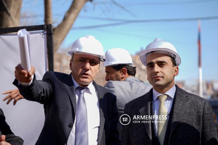 Alcalde Avinyan siguió las obras de renovación del Parque 
Mergelyan