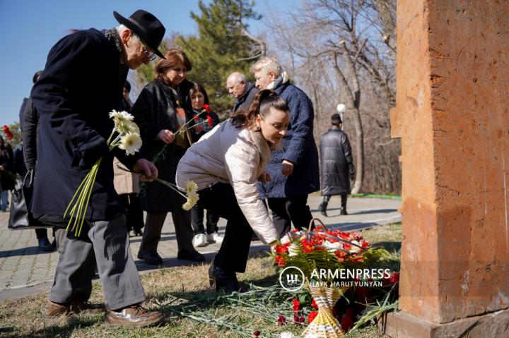 وضع الزهور إهداءً لأرواح ضحايا مذبحة سومكايت ضد الأرمن في 
أذربيجان ب1988
