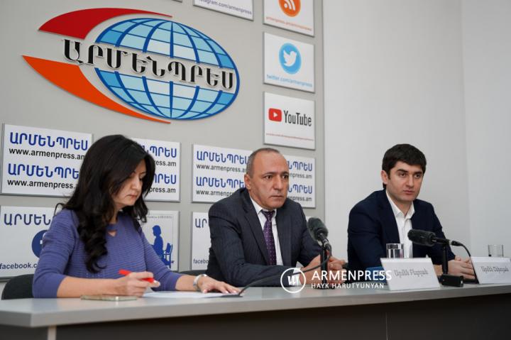 Conferencia de prensa de director de ONG Ecologización y 
protección del medio ambiente de la Municipalidad de 
Ereván, Armen Begoyan, y jefe del Departamento de 
Clasificación de Residuos