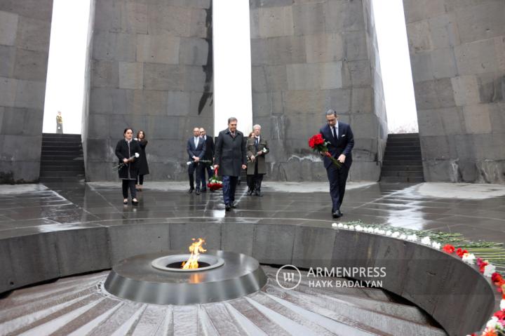 وزير
 خارجية قبرص يقوم بزيارة نصب تسيتسرناكابيرد ويكرّم ذكرى 
شهداء الإبادة الأرمنية