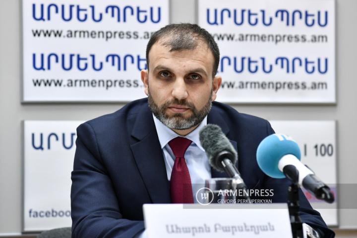 亚美尼亚卫生部国家卫生局局长阿哈伦·巴塞加希安的新闻发
布会