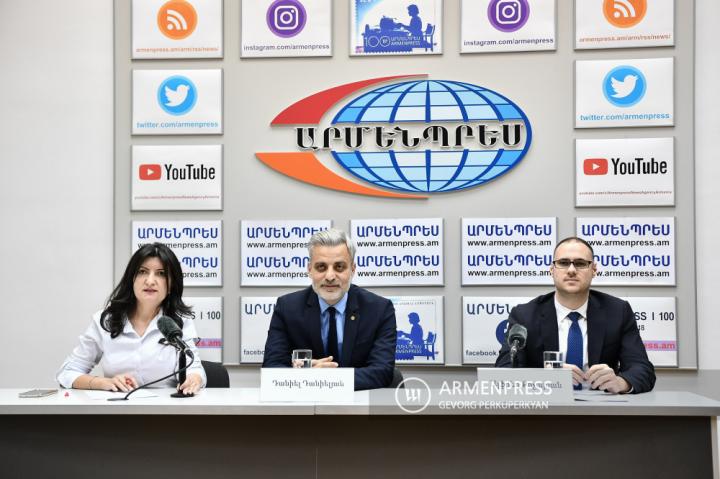 Conferencia de prensa de los viceministros de Educación, 
Ciencia, Cultura y Deportes, Alfred Kocharyan y Daniel 
Danielyan.