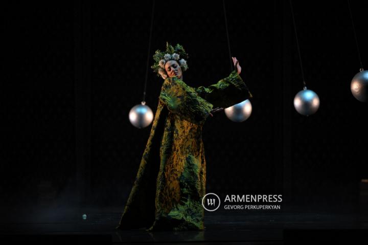عرض "لون الرمان"-الرقصة الأرمنية-الفرنسية
