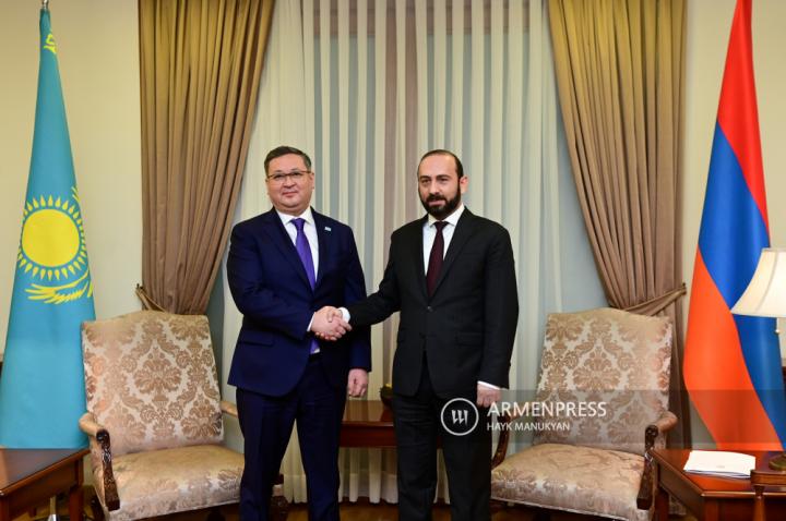 Приватная беседа министров иностранных дел 
Армении и Казахстана и встреча в расширенном 
составе