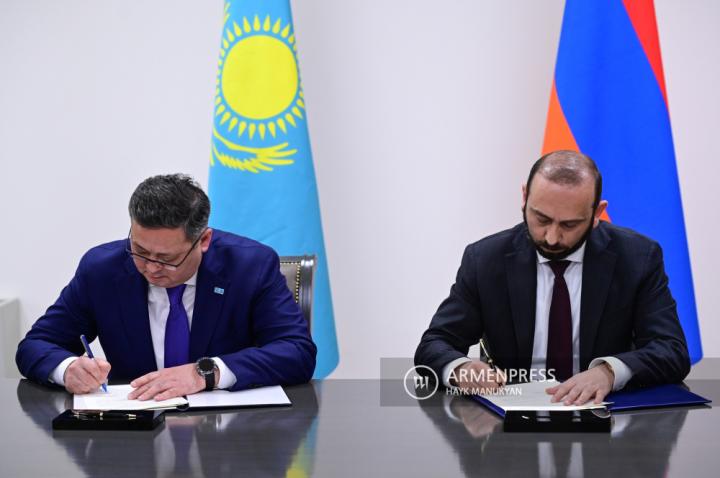 Ministros de Asuntos Exteriores de Armenia y Kazajstán 
firmaron un programa de cooperación para 2024-2025