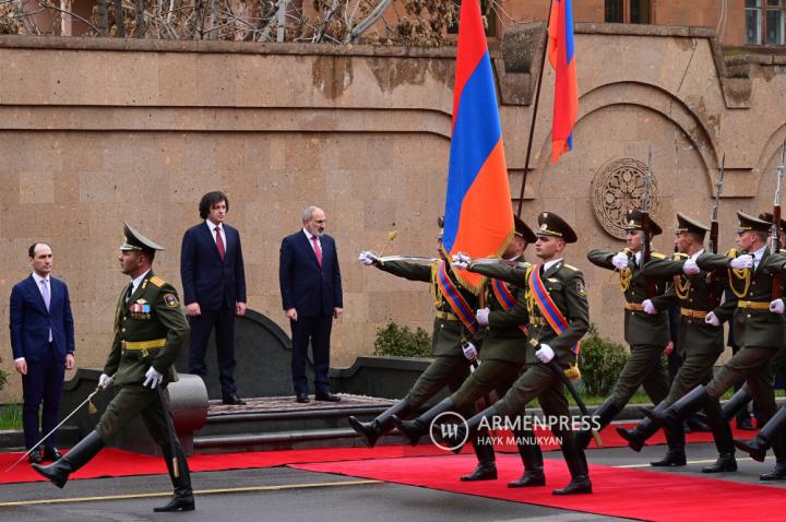 在亚美尼亚总统官邸举行了欢迎格鲁吉亚总理正式仪式