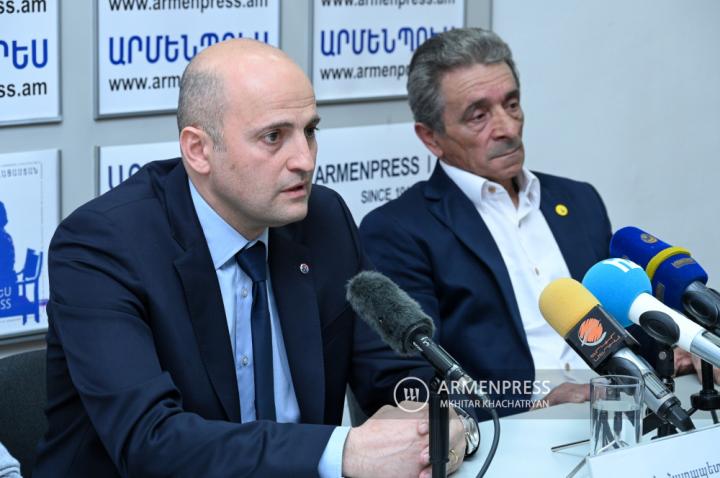 亚美尼亚桑博联合会主席米凯尔·海拉佩特扬和男子国家队主
教练沃维克·霍贾扬的新闻发布会