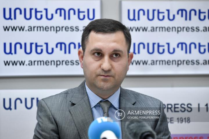 Conferencia de prensa de Gor Margaryan, jefe del 
Departamento de Mantenimiento y Explotación de 
Carreteras de la fundación "Road Department"