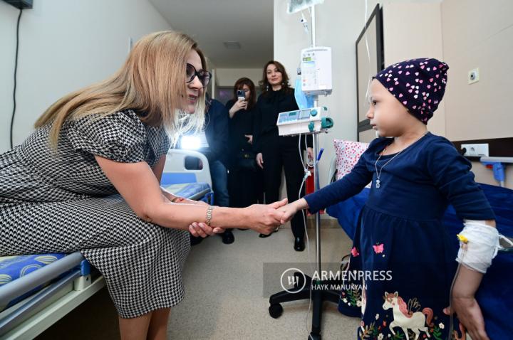 Visite de Sati Spivakova au centre de cancérologie 
pédiatrique et de lutte contre les maladies du sang en 
Arménie et à la fondation caritative "City Smile"