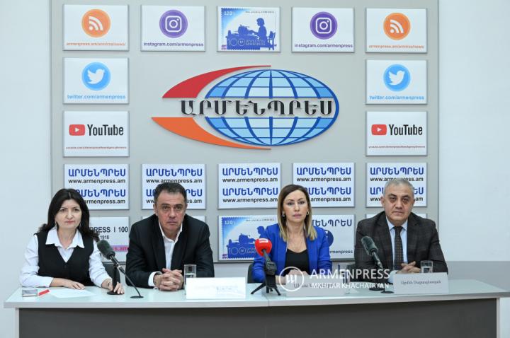 Conferencia de prensa de la jefa del Departamento de 
Análisis de Mercado del Comité de Catastro de Armenia, 
Anna Nazaryan, fundador de "1SQ GROUP" Armen 
Sakapetoyan y fundador de "AR-GO