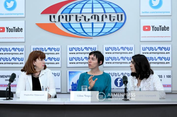 Conférence de presse de la directrice du Festival 
international de théâtre "Armmono" Marianna Mkhitaryan, 
coordinatrice française du programme Lusine Abgaryan et 
l'actrice, Lena Pogami 