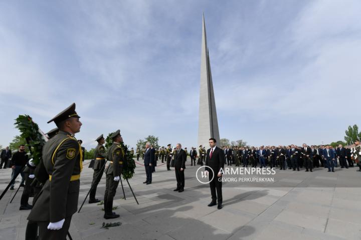 Ermenistan'ın üst düzey yetkilileri Ermeni Soykırımı 
kurbanlarının anısına saygı duruşunda bulundu