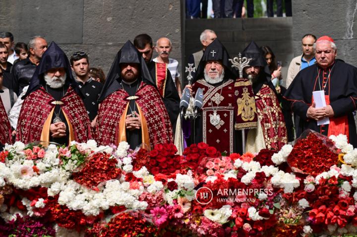 Tüm Ermeniler Katolikosu Ermeni Soykırımı Anıtı'nda 