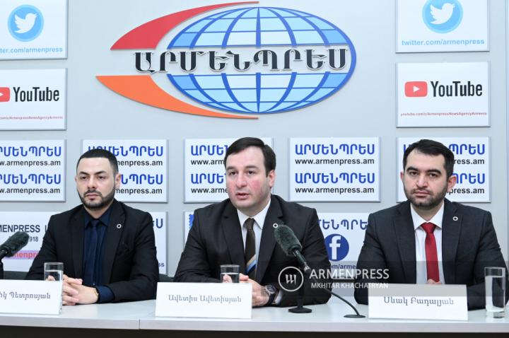Conferencia de prensa del fundador y presidente de la 
"Asociación Nacional de Medicina del Dolor", Avetis 
Avetisyan, el vicepresidente Khachik Petrosyan y miembro 
de la junta directiva 