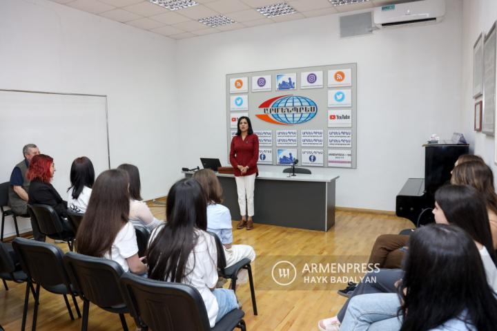 Les diplômés de l'école de photojournalisme d'Armenpress 
reçoivent des certificats tant attendus