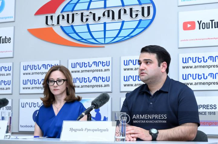 Conferencia de prensa de Mariam Mnatsakanyan, 
organizadora de salud pública del Ministerio de Salud de 
Armenia; Tigran Byuzandyan, jefe del Departamento de 
Cirugía del Centro Nacional d