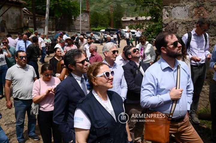 Foreign diplomats accredited to Armenia visit the disaster 
zone