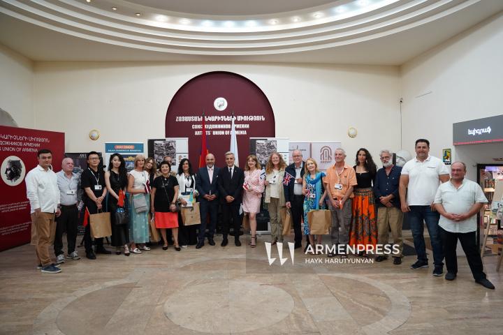 Inauguration de l'exposition internationale "Art sans frontières" à l'Union des artistes d'Arménie