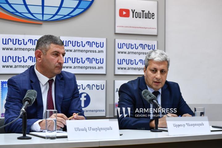 Conferencia de prensa de Sevak Markosyan, director de "Hayantar" del Ministerio de Medio Ambiente de Armenia y Artur Petrosyan, jefe del Departamento de Política Forestal