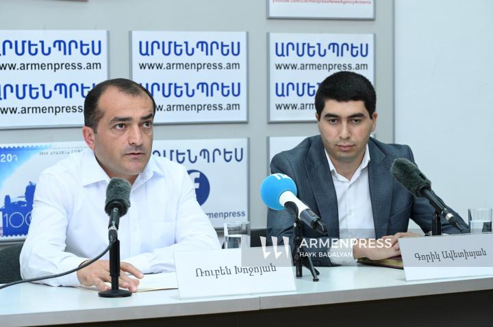 Conferencia de prensa sobre la contaminación del aire y el proceso de control en construcciones de Ereván