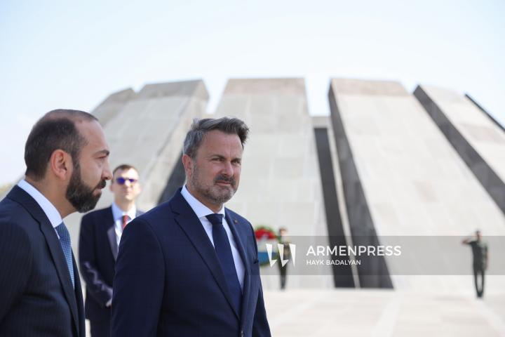وزير الخارجية والتجارة الخارجية في لوكسمبورغ كزافييه بيتل يزور نصب تسيتسرناكابيرد بيريفان ويكرّم ذكرى شهداء الإبادة الأرمنية