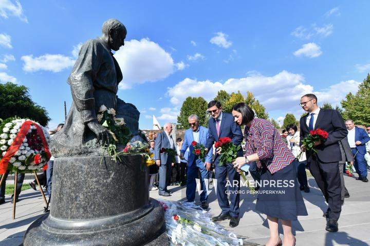 À l'occasion du 155e anniversaire de la naissance de Komitas, dépôt de fleurs sur sa tombe