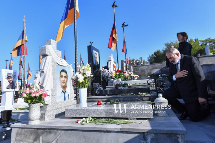 Le Premier ministre arménien Nikol Pashinyan et son épouse Anna Hakobyan ont déposé des fleurs sur les tombes des martyrs au Panthéon militaire « Yerablur »