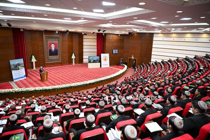 رئيس الجمهورية الأرمنية يلقي محاضرة في جامعة العلاقات الدولية التابعة للوزارة الخارجية بتركمانستان