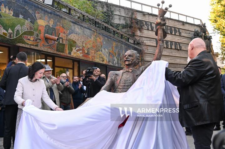 Une statue de Yervand Manaryan a été érigée devant le Théâtre national de marionnettes