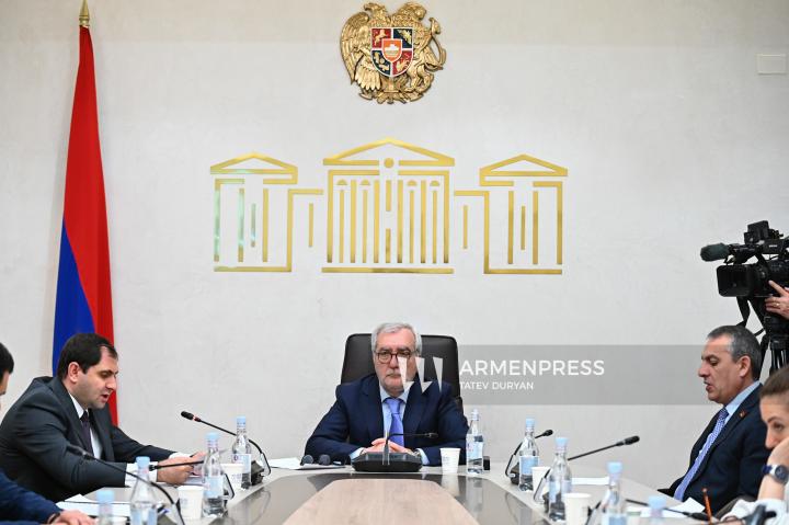 Պաշտպանության եւ անվտանգության հարցերի մշտական հանձնաժողովի նիստ
