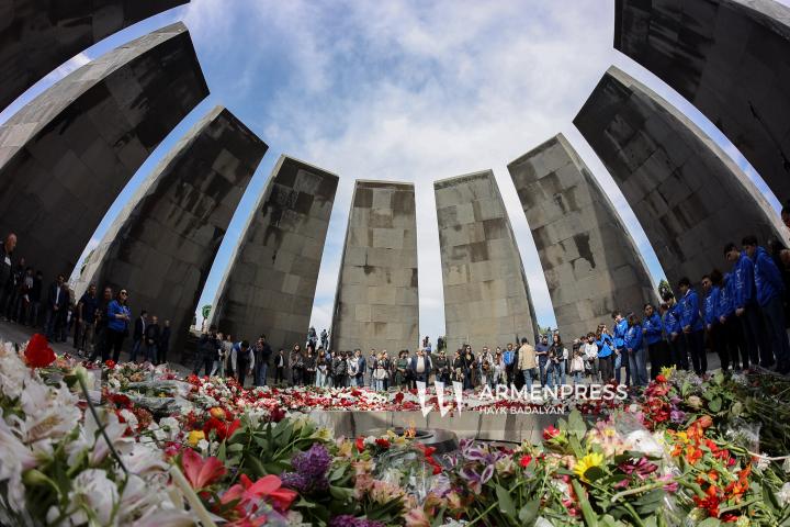 4月24日，数千民众前往埃里温亚美尼亚大屠杀纪念馆悼念