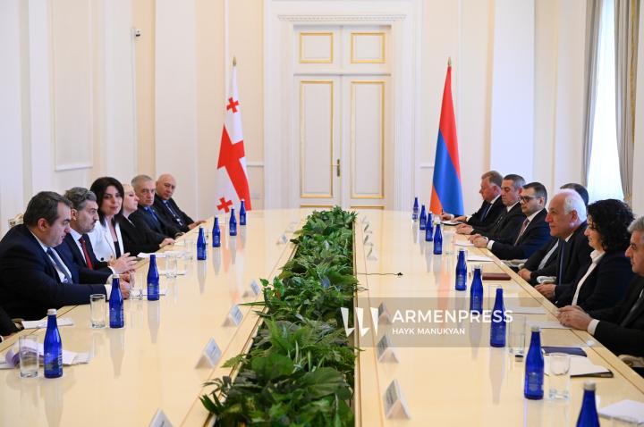 Rencontre des présidents de l'Arménie et de la Géorgie en format élargi