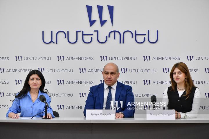 کنفرانس مطبوعاتی هراچیا زاکُویان: رئیس دانشگاه کشاورزی ارمنستان و کاتیئا مانوکیان: دانشجوی دانشگاه مذکور