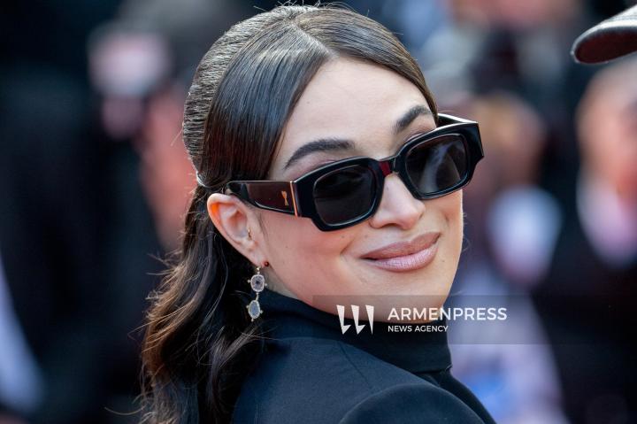 CANNES, FRANCE - MAY 24: Jury President Juliette Binoche, alongside jury members Halle Berry, Payal Kapadia, Alba Rohrwacher, Leïla Slimani, Dieudo Hamadi, Hong Sang-soo, Carlos Reygadas, and Jeremy Strong, attend the Closing Ceremony red carpet at the 78th annual Cannes Film Festival