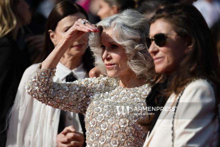 CANNES, FRANCE - MAY 24: Jury President Juliette Binoche, alongside jury members Halle Berry, Payal Kapadia, Alba Rohrwacher, Leïla Slimani, Dieudo Hamadi, Hong Sang-soo, Carlos Reygadas, and Jeremy Strong, attend the Closing Ceremony red carpet at the 78th annual Cannes Film Festival