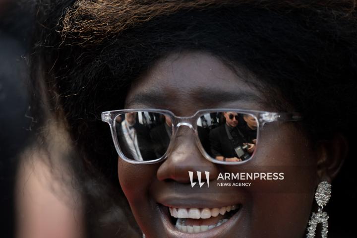 CANNES, FRANCE - MAY 24: Jury President Juliette Binoche, alongside jury members Halle Berry, Payal Kapadia, Alba Rohrwacher, Leïla Slimani, Dieudo Hamadi, Hong Sang-soo, Carlos Reygadas, and Jeremy Strong, attend the Closing Ceremony red carpet at the 78th annual Cannes Film Festival