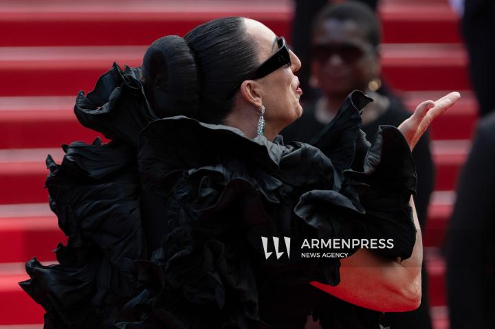 CANNES, FRANCE - MAY 24: Jury President Juliette Binoche, alongside jury members Halle Berry, Payal Kapadia, Alba Rohrwacher, Leïla Slimani, Dieudo Hamadi, Hong Sang-soo, Carlos Reygadas, and Jeremy Strong, attend the Closing Ceremony red carpet at the 78th annual Cannes Film Festival
