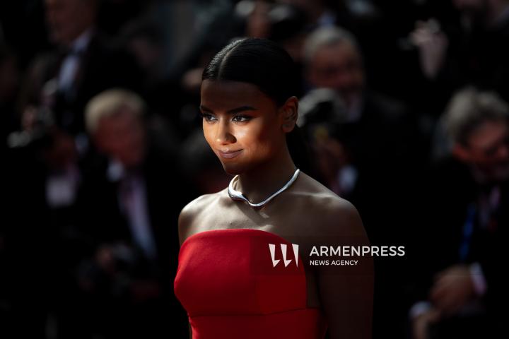CANNES, FRANCE - MAY 24: Jury President Juliette Binoche, alongside jury members Halle Berry, Payal Kapadia, Alba Rohrwacher, Leïla Slimani, Dieudo Hamadi, Hong Sang-soo, Carlos Reygadas, and Jeremy Strong, attend the Closing Ceremony red carpet at the 78th annual Cannes Film Festival