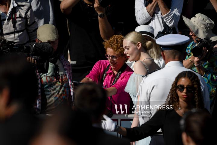 CANNES, FRANCE - MAY 24: Jury President Juliette Binoche, alongside jury members Halle Berry, Payal Kapadia, Alba Rohrwacher, Leïla Slimani, Dieudo Hamadi, Hong Sang-soo, Carlos Reygadas, and Jeremy Strong, attend the Closing Ceremony red carpet at the 78th annual Cannes Film Festival