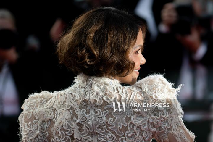 CANNES, FRANCE - MAY 24: Jury President Juliette Binoche, alongside jury members Halle Berry, Payal Kapadia, Alba Rohrwacher, Leïla Slimani, Dieudo Hamadi, Hong Sang-soo, Carlos Reygadas, and Jeremy Strong, attend the Closing Ceremony red carpet at the 78th annual Cannes Film Festival