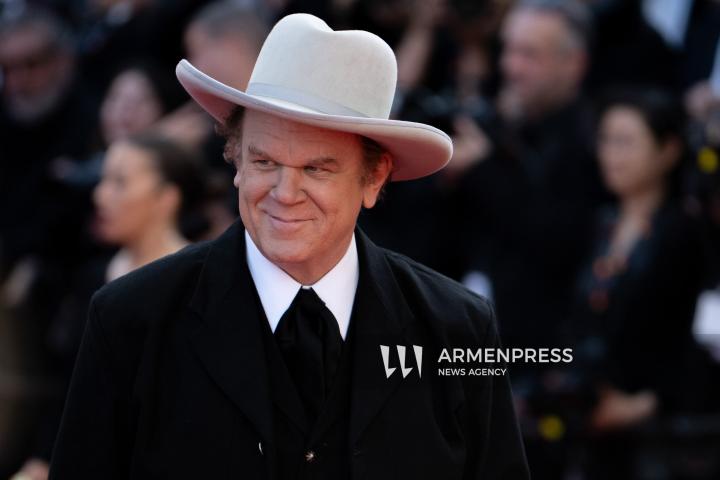 CANNES, FRANCE - MAY 24: Jury President Juliette Binoche, alongside jury members Halle Berry, Payal Kapadia, Alba Rohrwacher, Leïla Slimani, Dieudo Hamadi, Hong Sang-soo, Carlos Reygadas, and Jeremy Strong, attend the Closing Ceremony red carpet at the 78th annual Cannes Film Festival