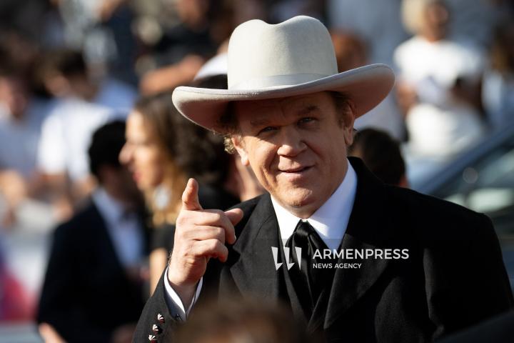 CANNES, FRANCE - MAY 24: Jury President Juliette Binoche, alongside jury members Halle Berry, Payal Kapadia, Alba Rohrwacher, Leïla Slimani, Dieudo Hamadi, Hong Sang-soo, Carlos Reygadas, and Jeremy Strong, attend the Closing Ceremony red carpet at the 78th annual Cannes Film Festival