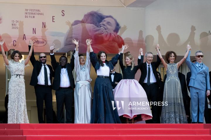 CANNES, FRANCE - MAY 24: Jury President Juliette Binoche, alongside jury members Halle Berry, Payal Kapadia, Alba Rohrwacher, Leïla Slimani, Dieudo Hamadi, Hong Sang-soo, Carlos Reygadas, and Jeremy Strong, attend the Closing Ceremony red carpet at the 78th annual Cannes Film Festival