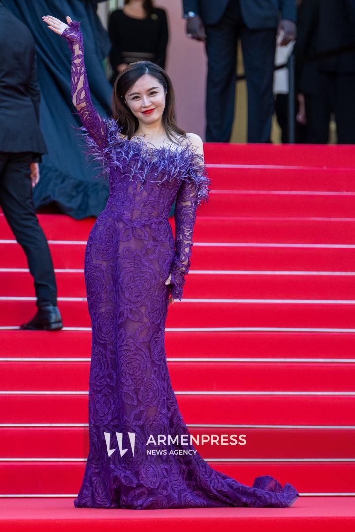 CANNES, FRANCE - MAY 24: Jury President Juliette Binoche, alongside jury members Halle Berry, Payal Kapadia, Alba Rohrwacher, Leïla Slimani, Dieudo Hamadi, Hong Sang-soo, Carlos Reygadas, and Jeremy Strong, attend the Closing Ceremony red carpet at the 78th annual Cannes Film Festival