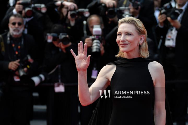 CANNES, FRANCE - MAY 24: Jury President Juliette Binoche, alongside jury members Halle Berry, Payal Kapadia, Alba Rohrwacher, Leïla Slimani, Dieudo Hamadi, Hong Sang-soo, Carlos Reygadas, and Jeremy Strong, attend the Closing Ceremony red carpet at the 78th annual Cannes Film Festival