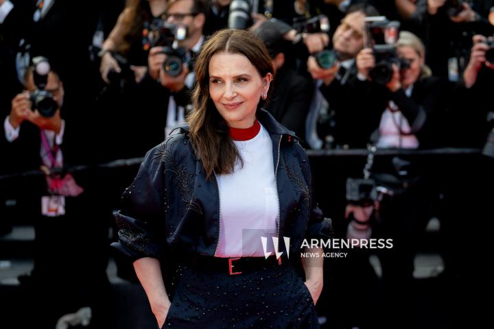 CANNES, FRANCE - MAY 24: Jury President Juliette Binoche, alongside jury members Halle Berry, Payal Kapadia, Alba Rohrwacher, Leïla Slimani, Dieudo Hamadi, Hong Sang-soo, Carlos Reygadas, and Jeremy Strong, attend the Closing Ceremony red carpet at the 78th annual Cannes Film Festival