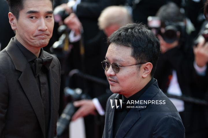 CANNES, FRANCE - MAY 24: Jury President Juliette Binoche, alongside jury members Halle Berry, Payal Kapadia, Alba Rohrwacher, Leïla Slimani, Dieudo Hamadi, Hong Sang-soo, Carlos Reygadas, and Jeremy Strong, attend the Closing Ceremony red carpet at the 78th annual Cannes Film Festival