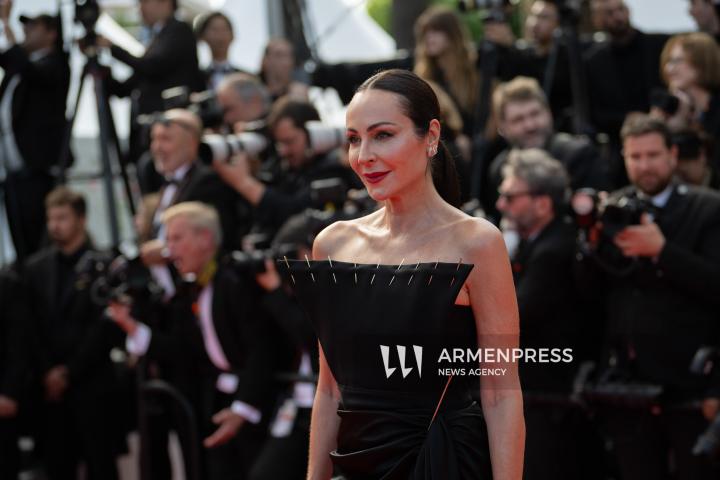 CANNES, FRANCE - MAY 24: Jury President Juliette Binoche, alongside jury members Halle Berry, Payal Kapadia, Alba Rohrwacher, Leïla Slimani, Dieudo Hamadi, Hong Sang-soo, Carlos Reygadas, and Jeremy Strong, attend the Closing Ceremony red carpet at the 78th annual Cannes Film Festival